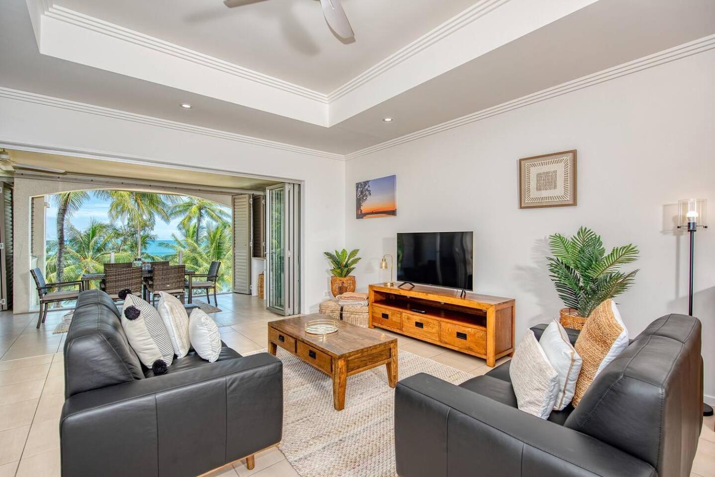 At Island Views—palm Cove Waterfront Bliss Apartment