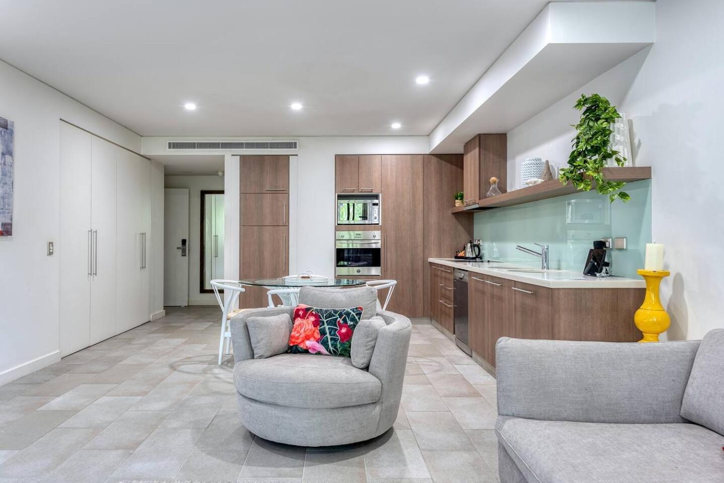 'hibiscus Haven' Resort-style Chic By The Apartment Palm Cove