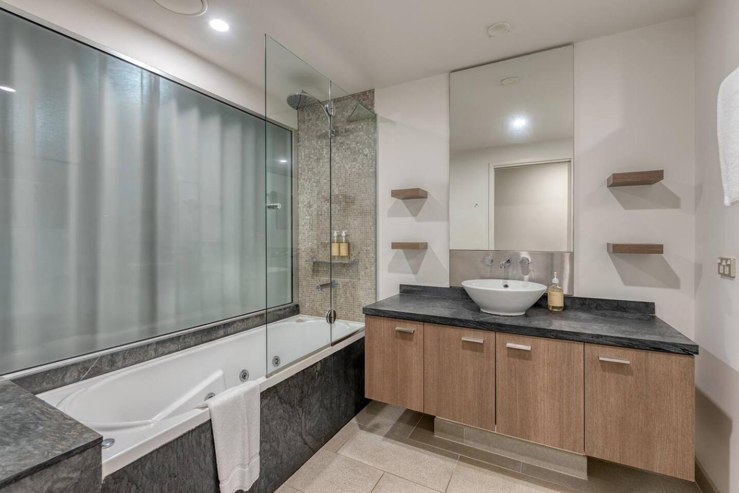 'hibiscus Haven' Resort-style Chic By The Palm Cove