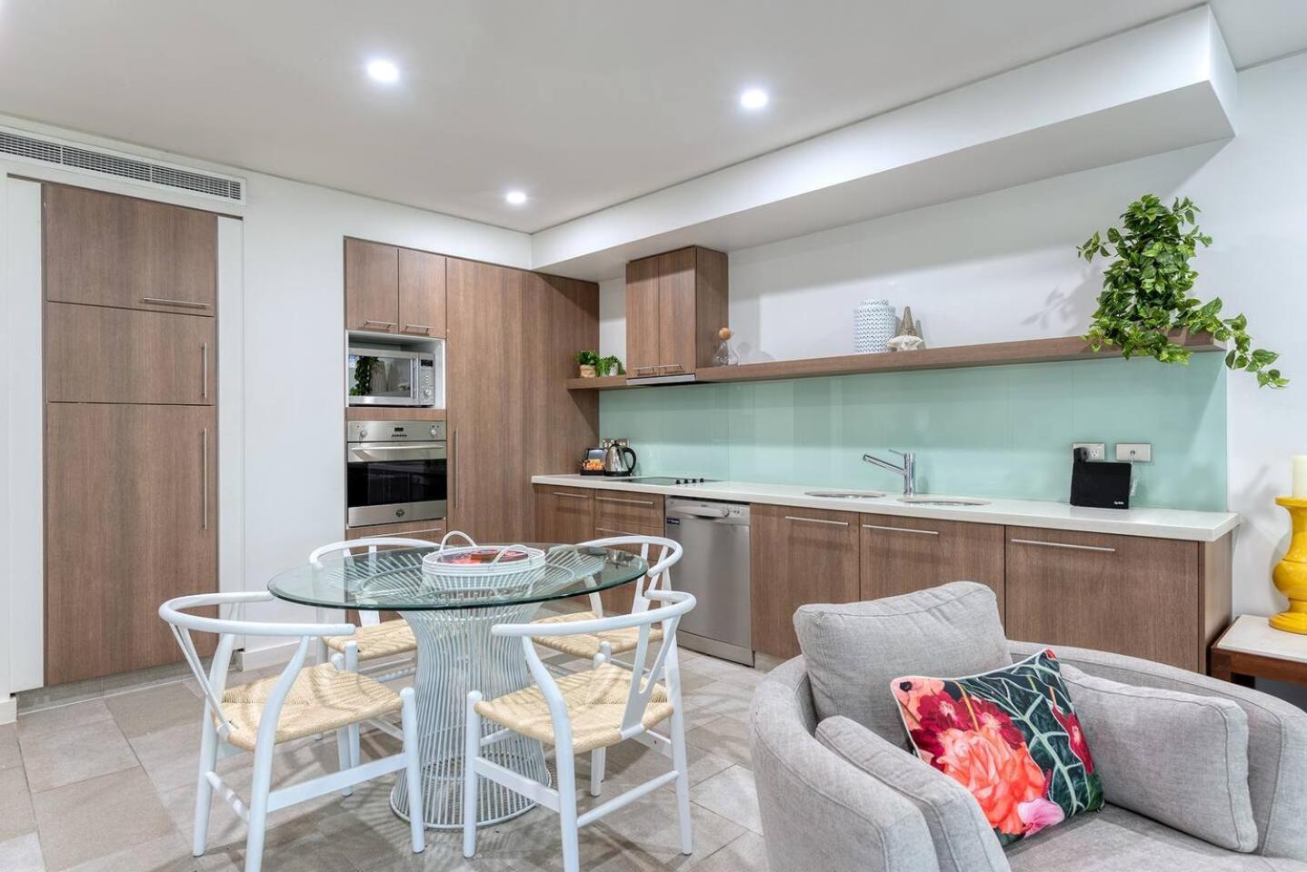 'hibiscus Haven' Resort-style Chic By The Palm Cove