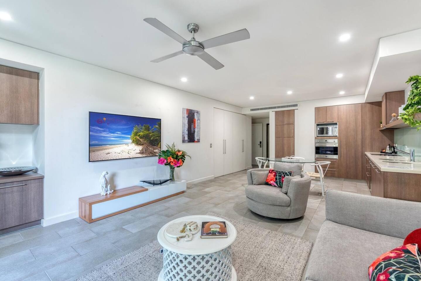 'hibiscus Haven' Resort-style Chic By The Apartment