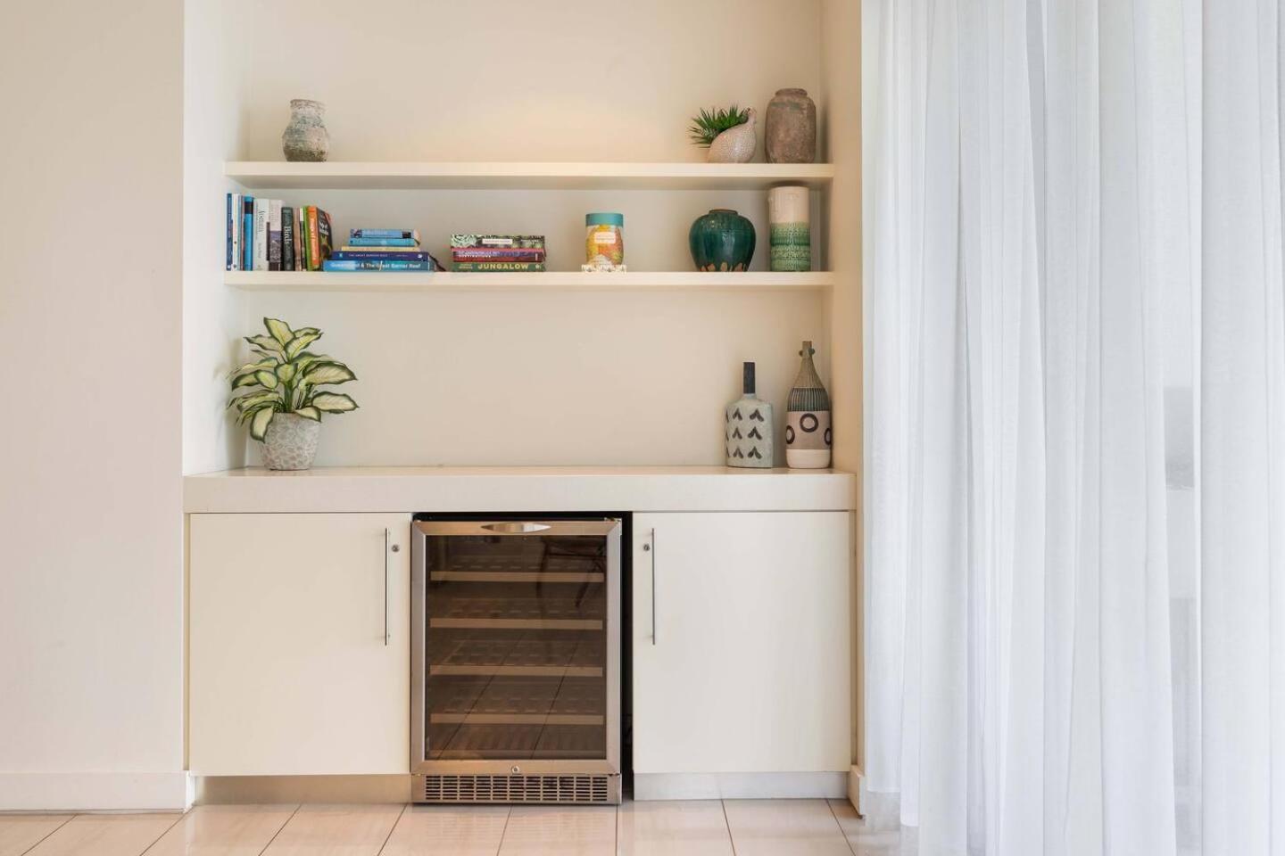 Apartment Drift Beachfront Oasis - A Panoramic Getaway *