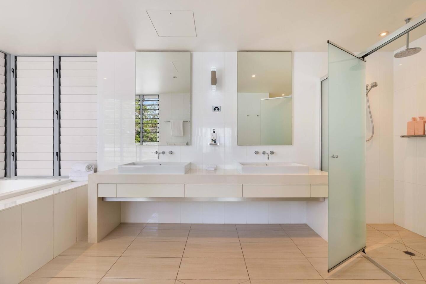 Apartment Drift Beachfront Oasis - A Panoramic Getaway Palm Cove
