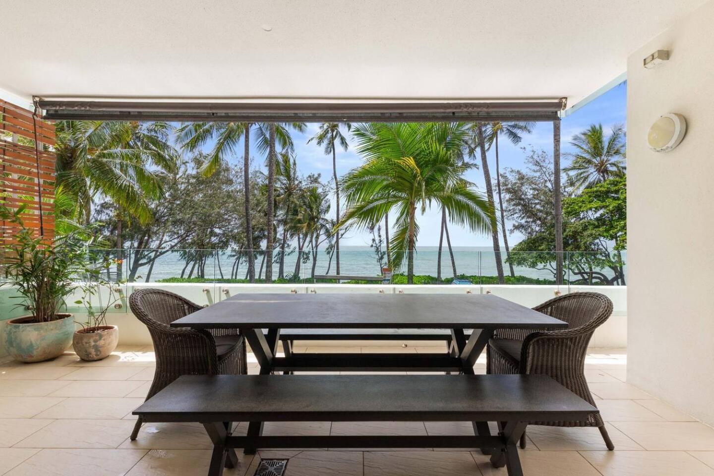 Apartment Drift Beachfront Oasis - A Panoramic Getaway *
