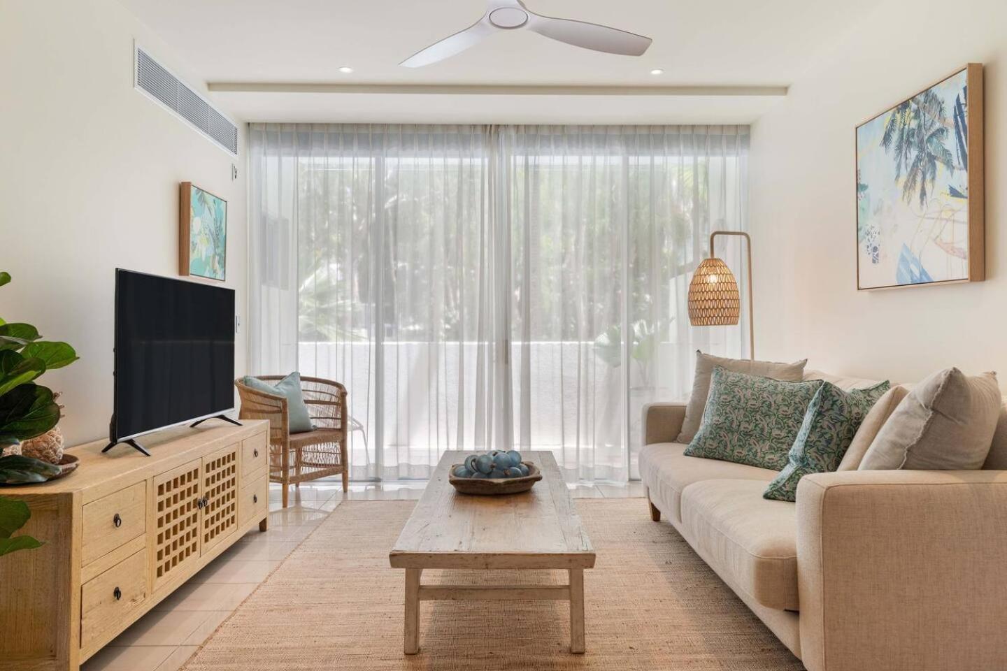 Apartment Drift Beachfront Oasis - A Panoramic Getaway *