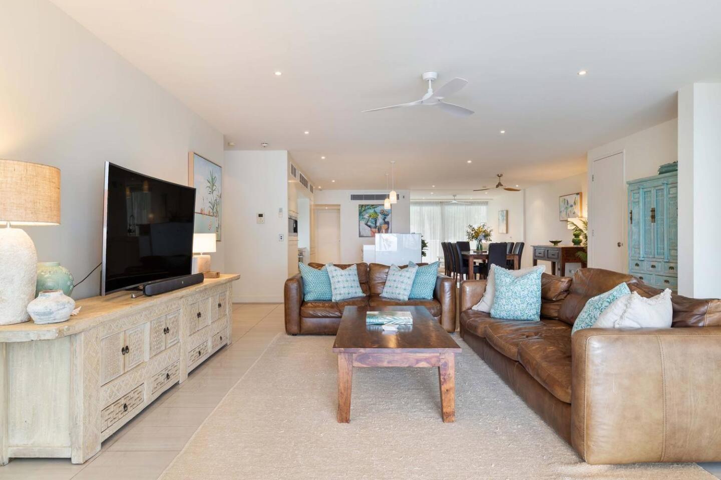 Apartment Drift Beachfront Oasis - A Panoramic Getaway