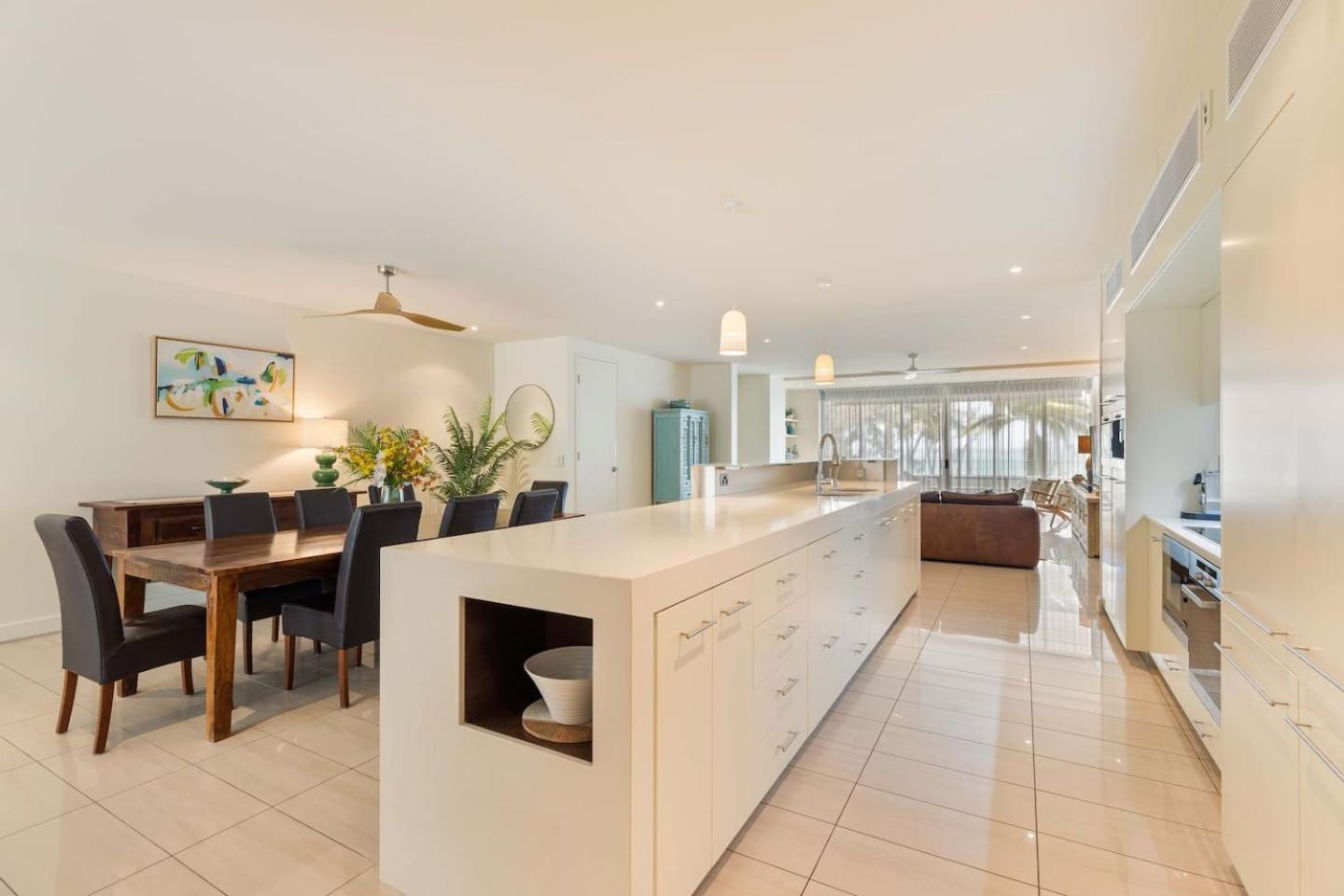 Drift Beachfront Oasis - A Panoramic Getaway Palm Cove