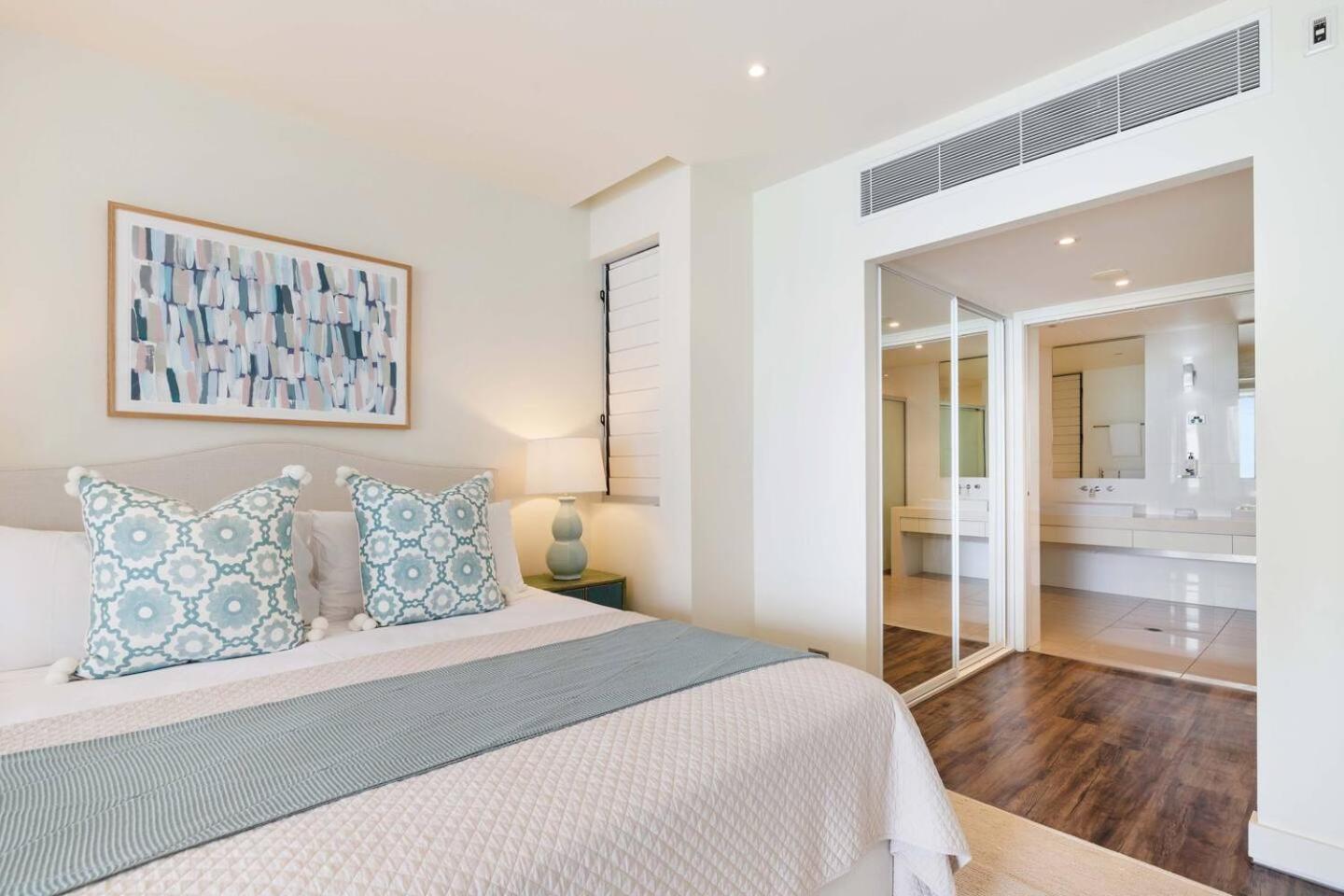 Apartment Drift Beachfront Oasis - A Panoramic Getaway *