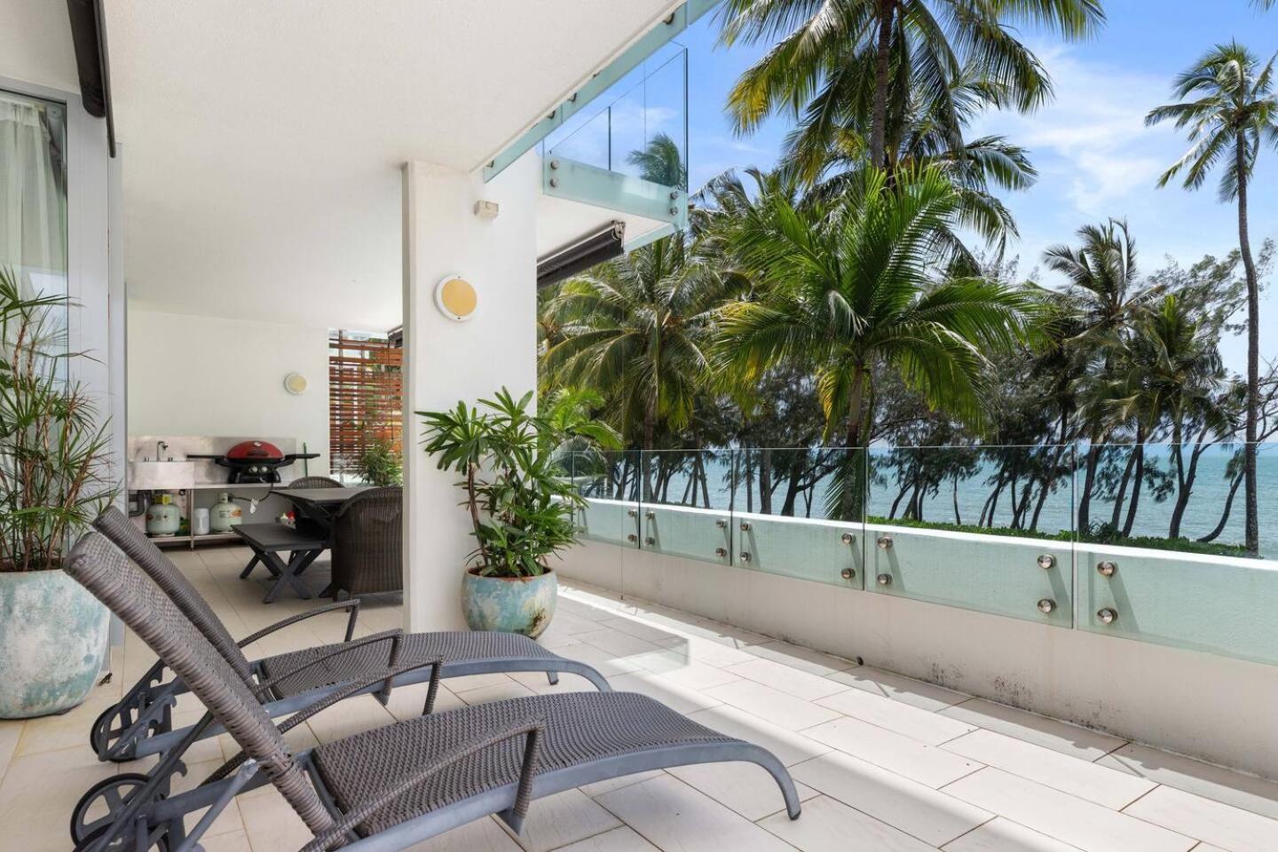 Drift Beachfront Oasis - A Panoramic Getaway Apartment *