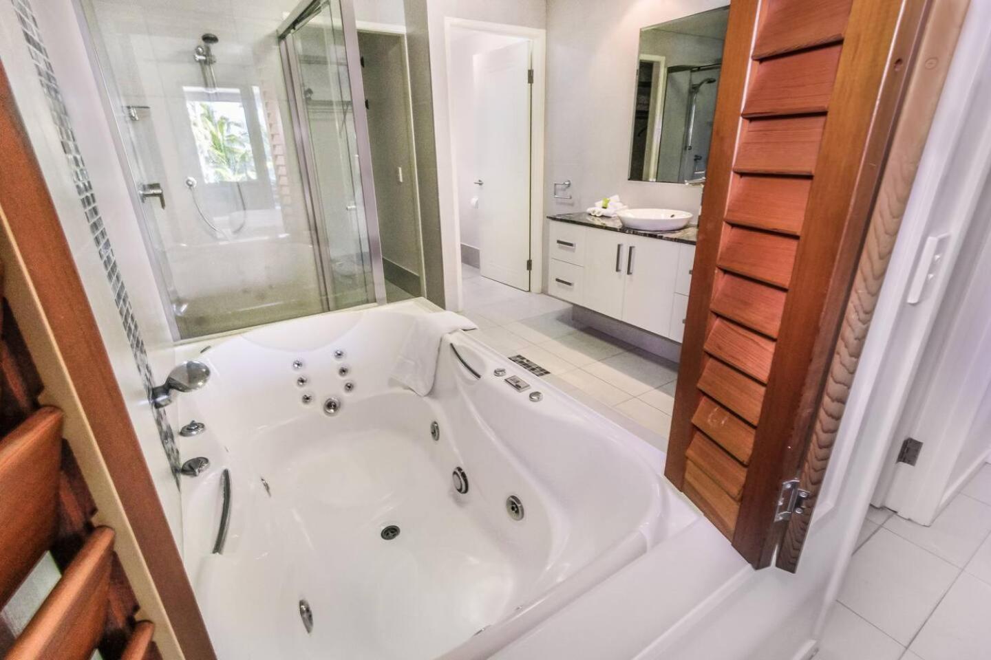 Apartment Amarillo At Island Views—breezy Waterfront Bliss Palm Cove