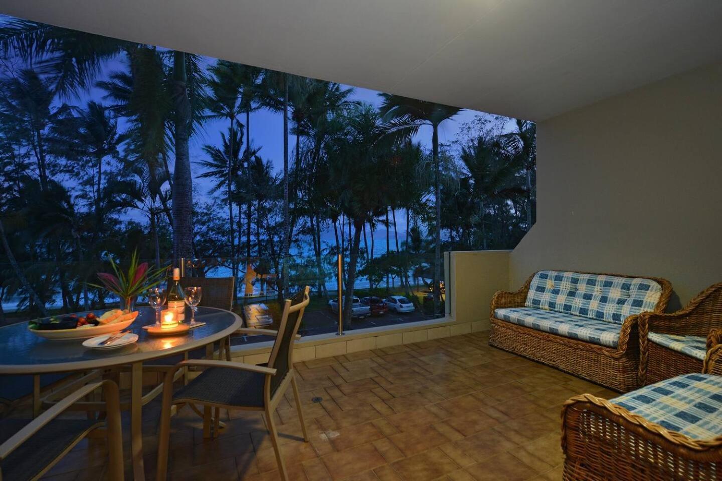 Apartment Azure Oasis: Boutique Beachfront On The Esplanade
