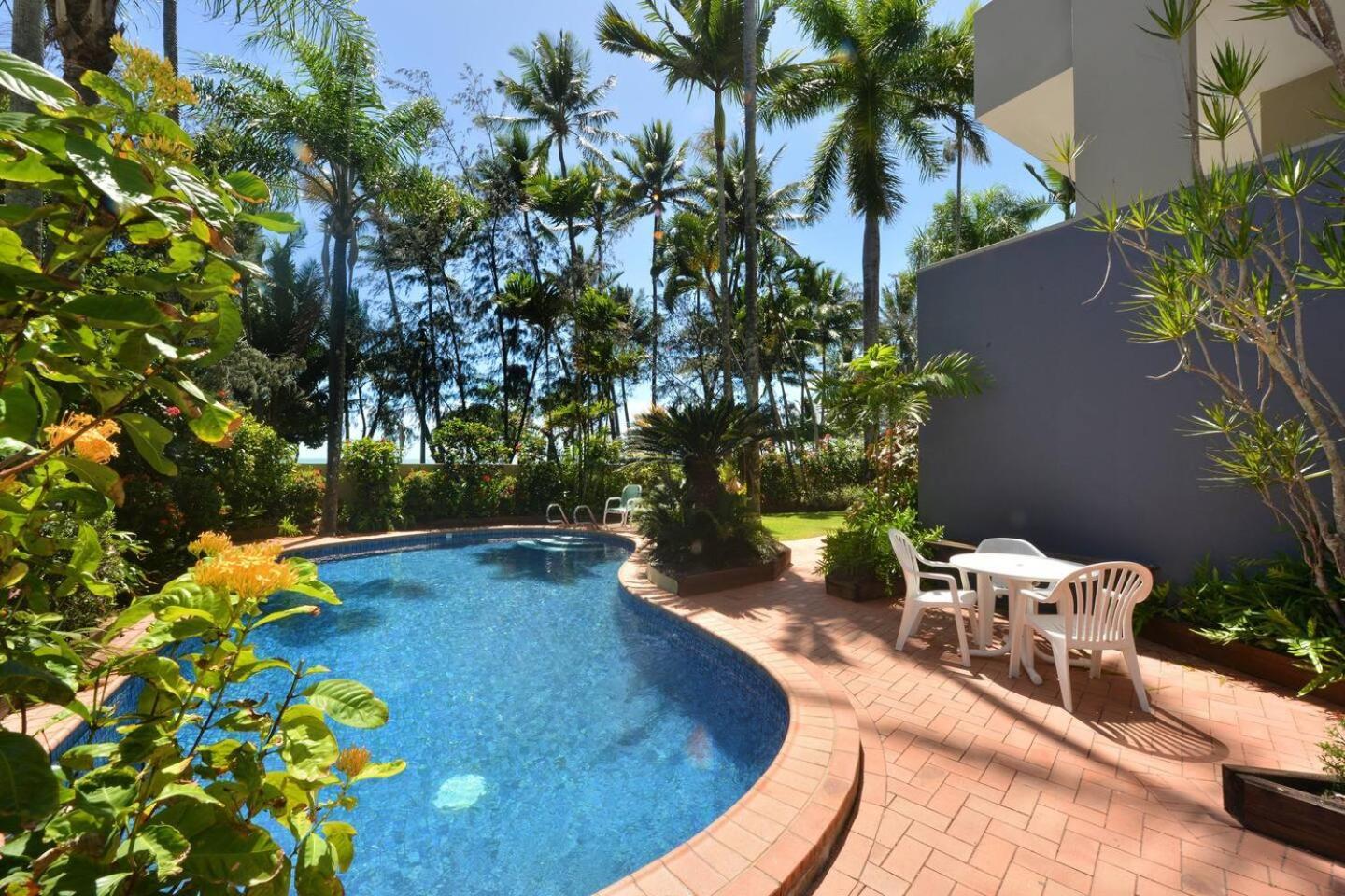 Apartment Azure Oasis: Boutique Beachfront On The Esplanade