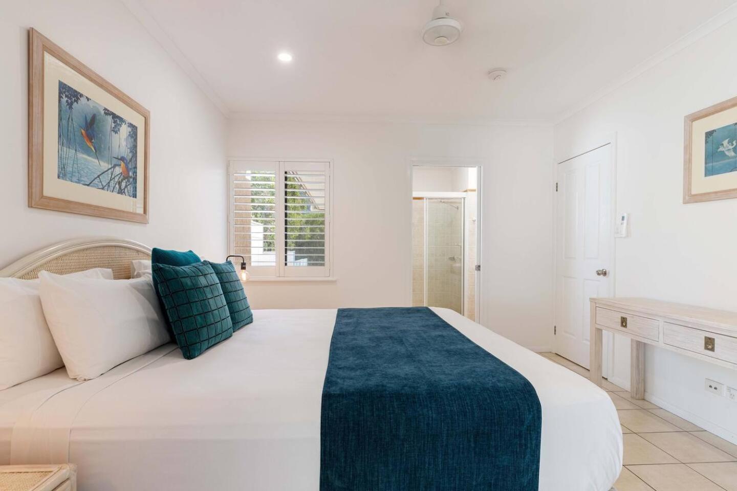 Ivy At Coral Horizons: A Retro Beachfront Locale Apartment Palm Cove
