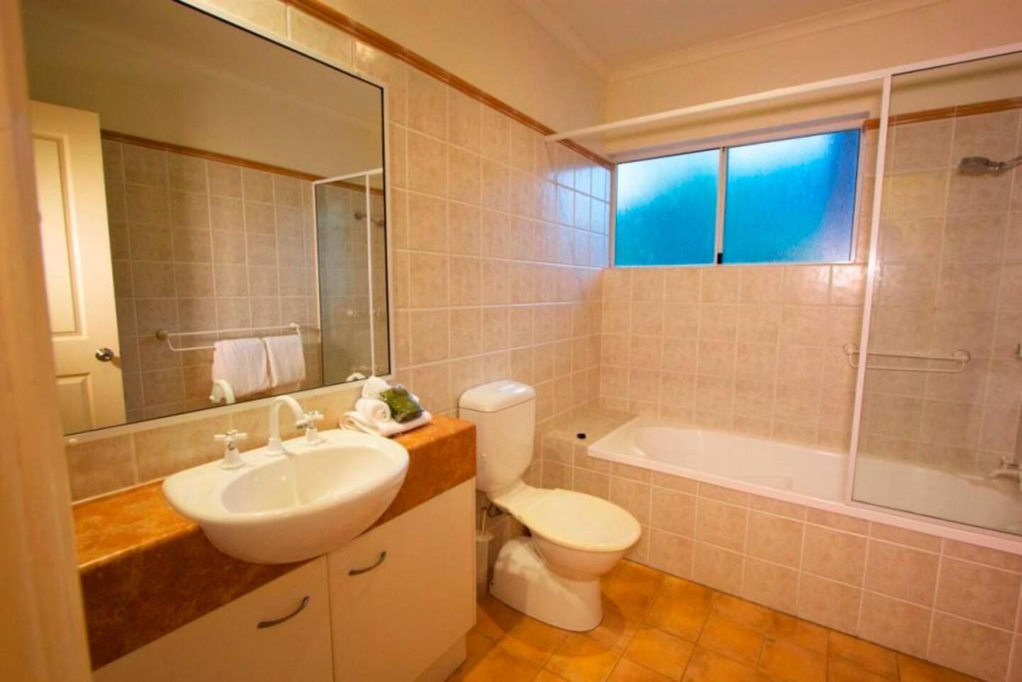 Ivy At Coral Horizons: A Retro Beachfront Locale