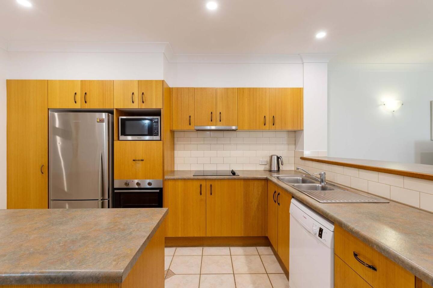 Apartment Ivy At Coral Horizons: A Retro Beachfront Locale Palm Cove