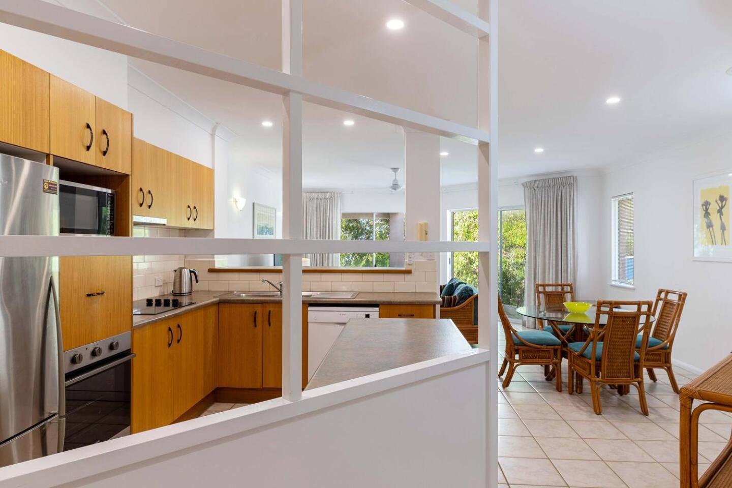 Ivy At Coral Horizons: A Retro Beachfront Locale * Palm Cove