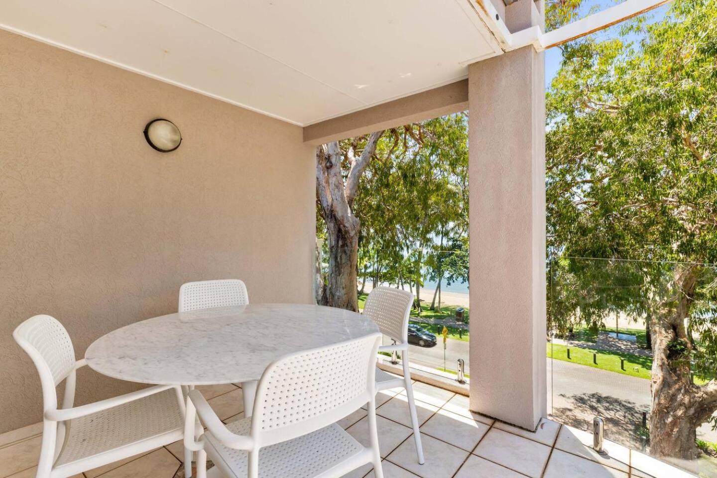 Ivy At Coral Horizons: A Retro Beachfront Locale *