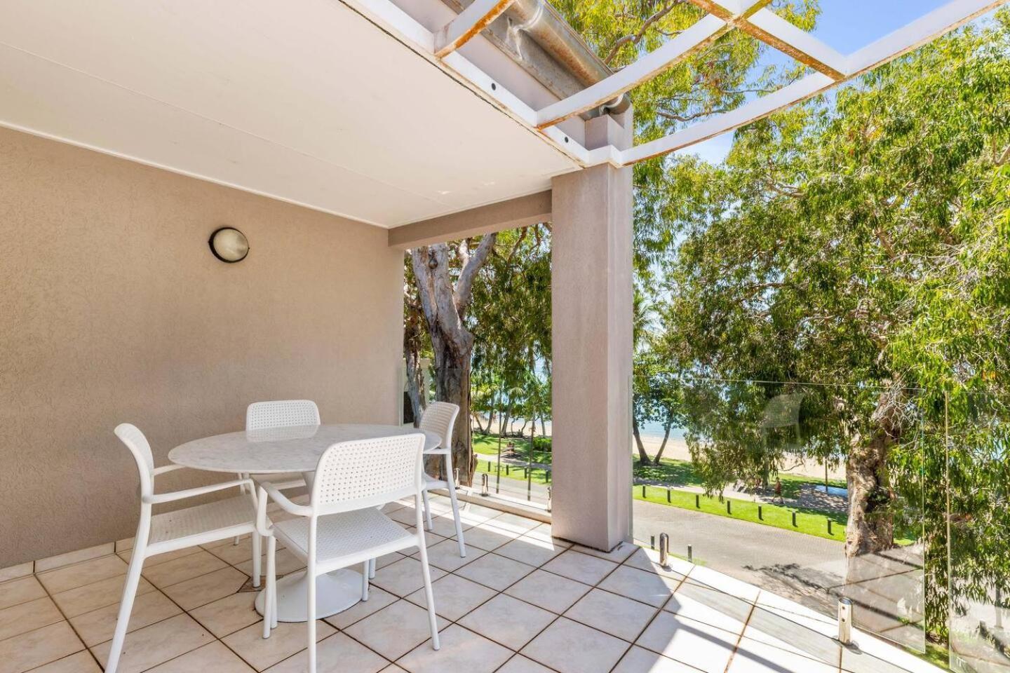 Ivy At Coral Horizons: A Retro Beachfront Locale Apartment