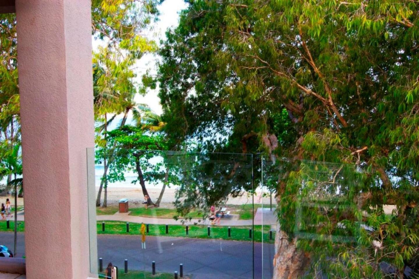 Ivy At Coral Horizons: A Retro Beachfront Locale Apartment