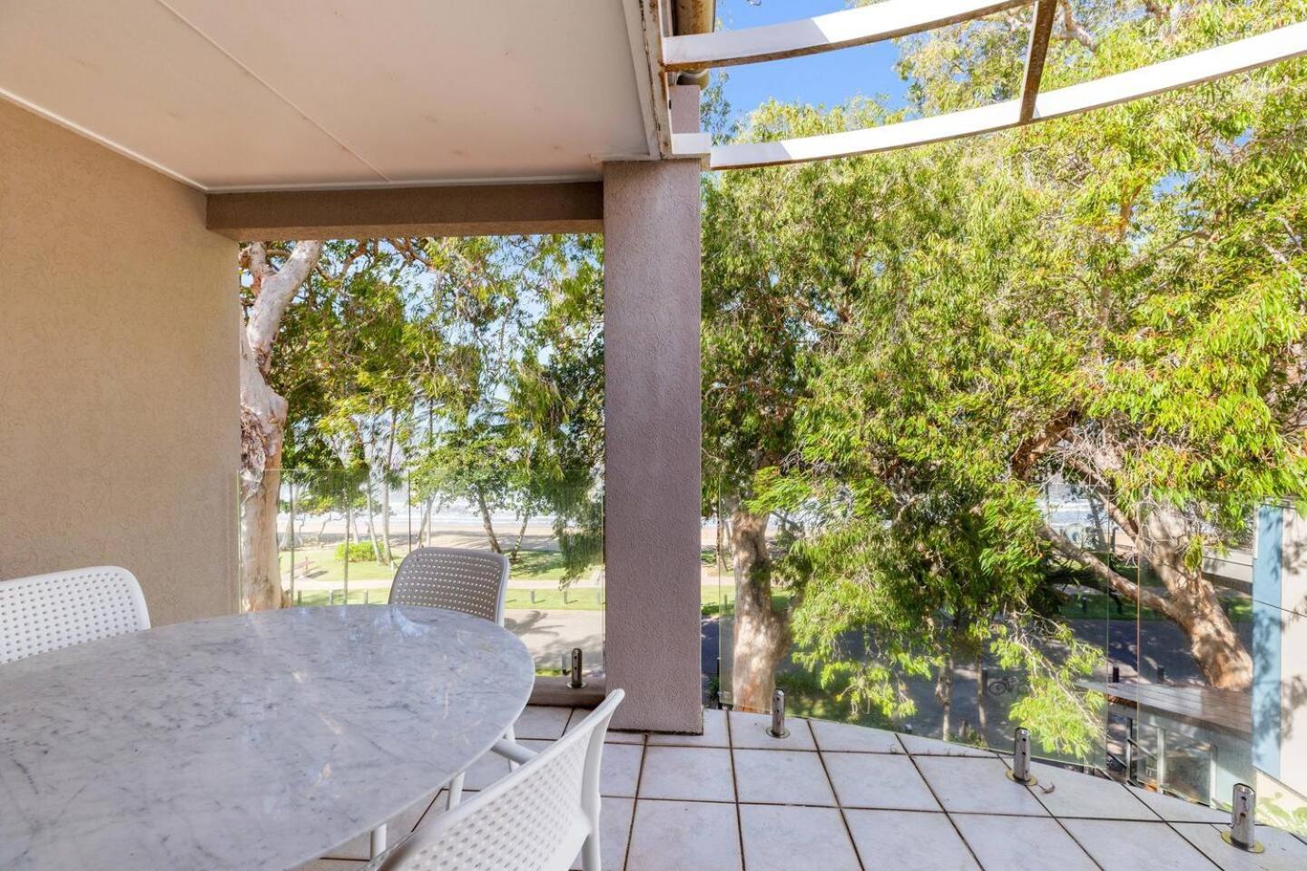Ivy At Coral Horizons: A Retro Beachfront Locale Apartment