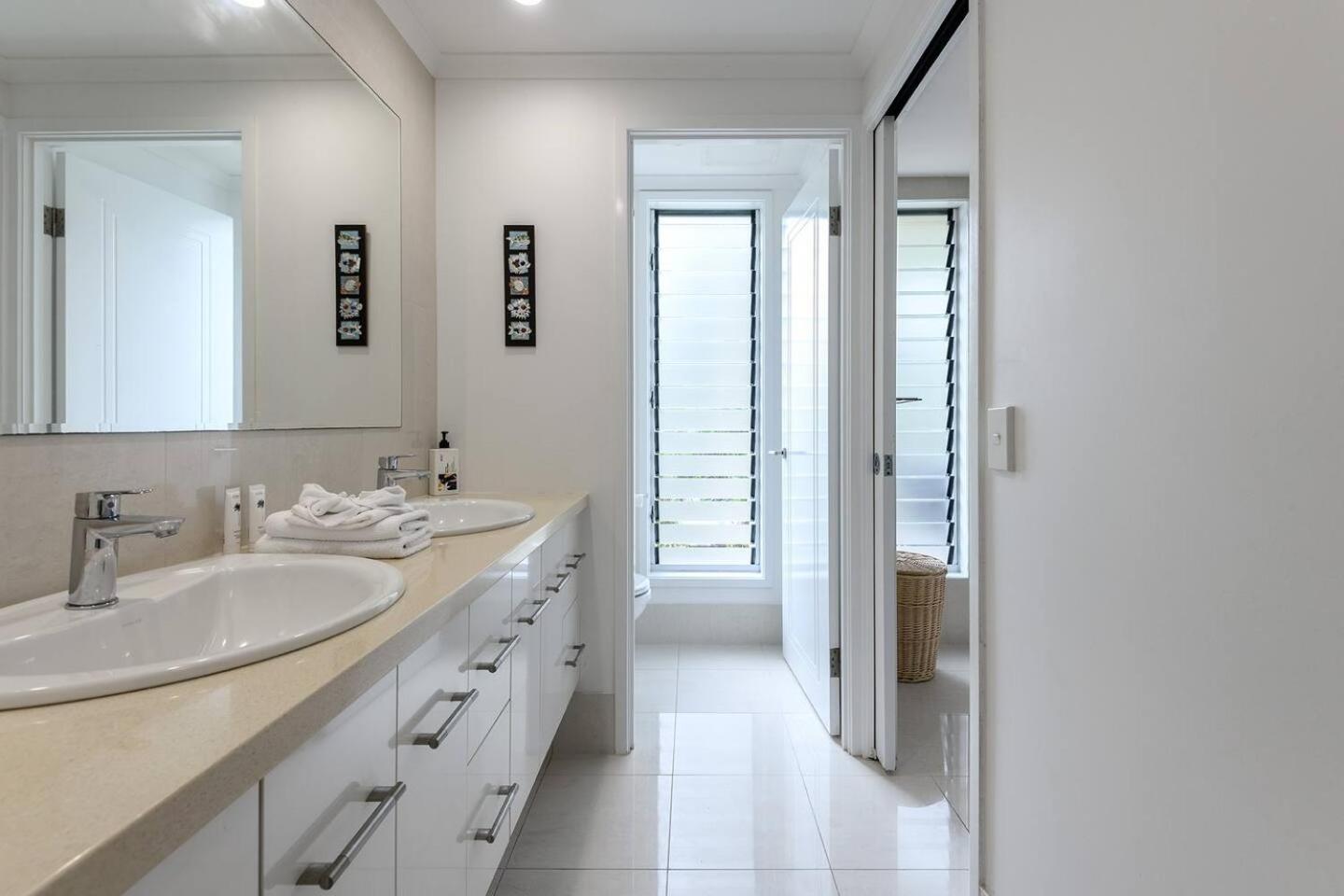 Rojo At Island Views—a Breezy Beachfront Retreat Apartment