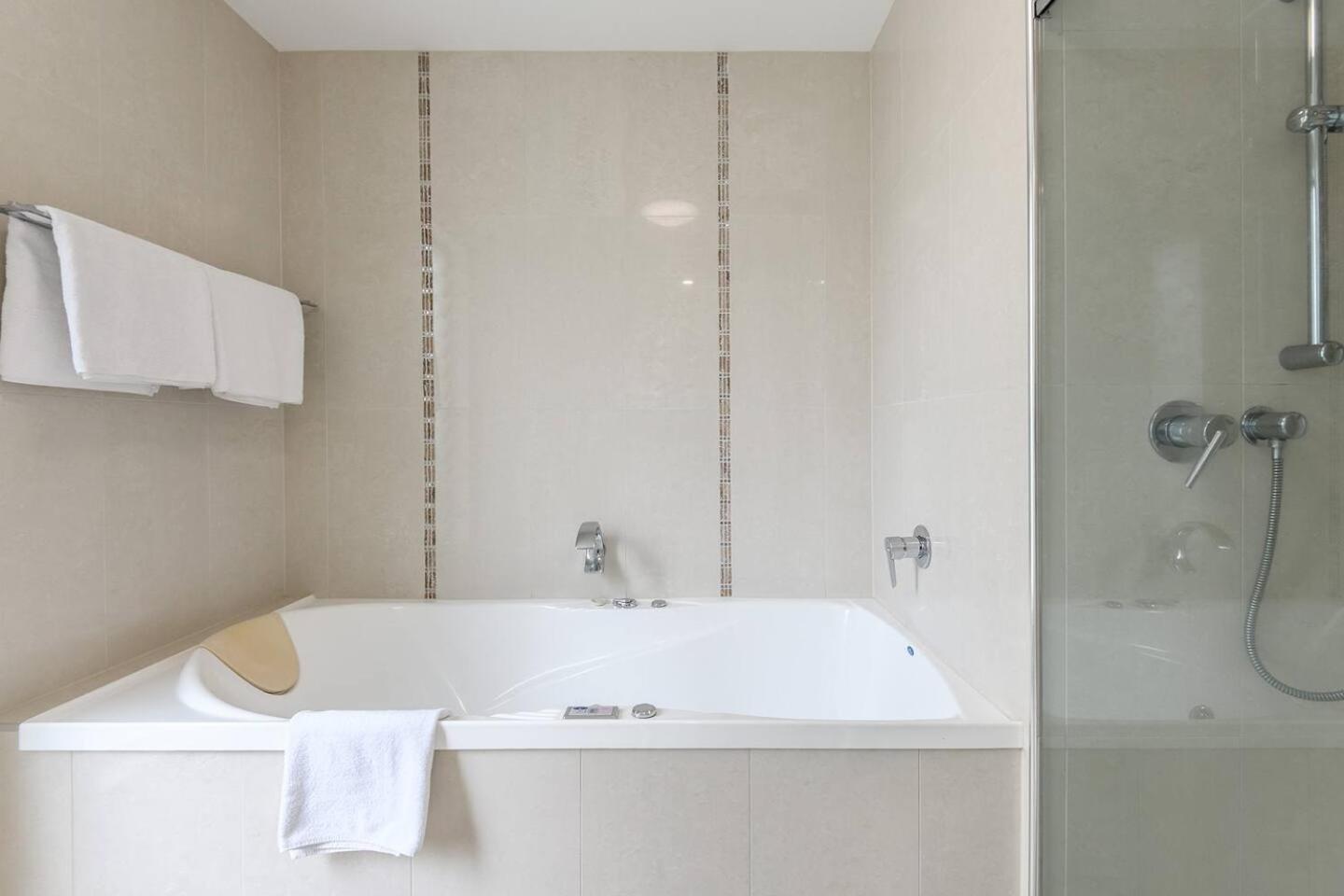 Apartment Rojo At Island Views—a Breezy Beachfront Retreat