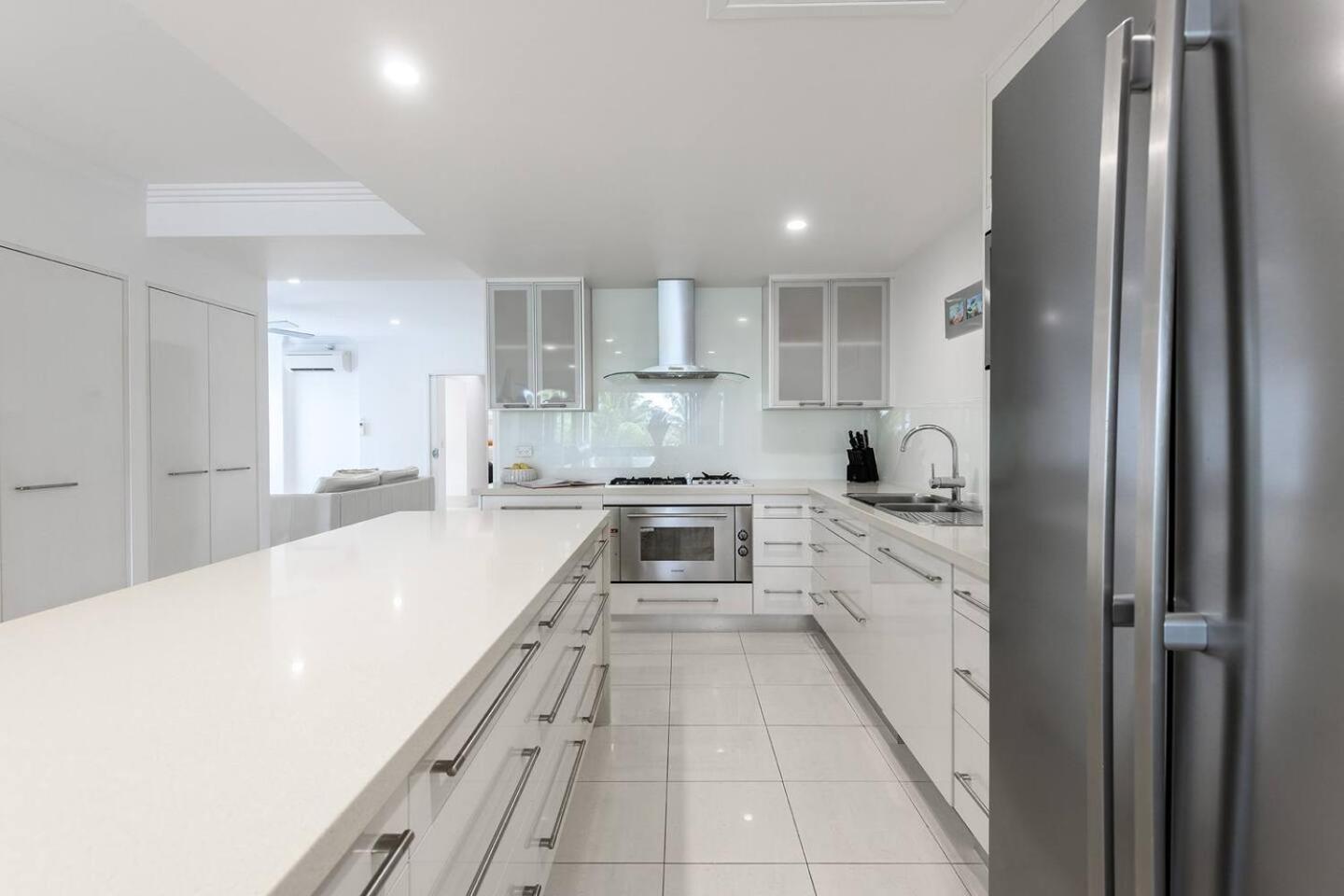 Rojo At Island Views—a Breezy Beachfront Retreat Apartment *