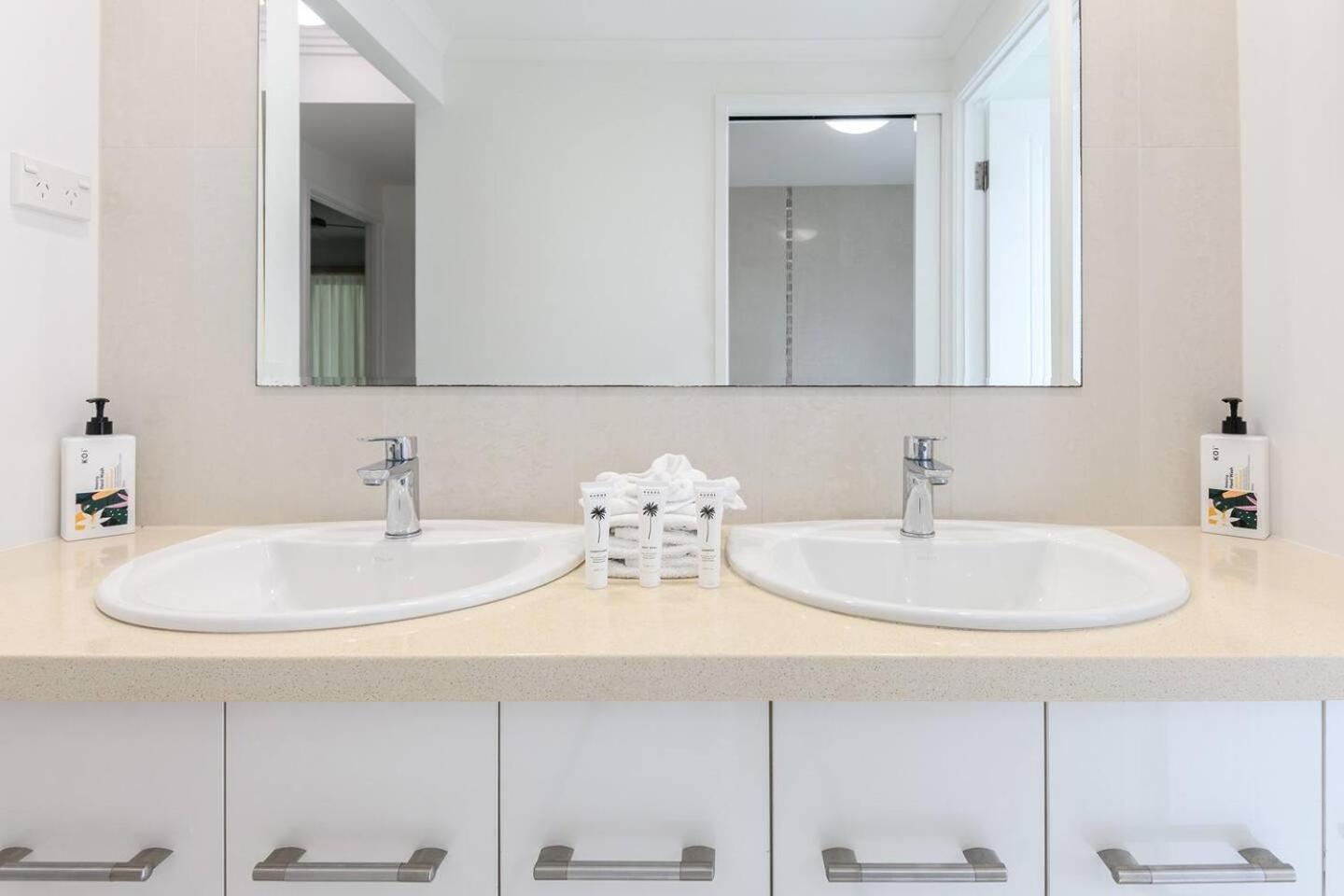 Apartment Rojo At Island Views—a Breezy Beachfront Retreat