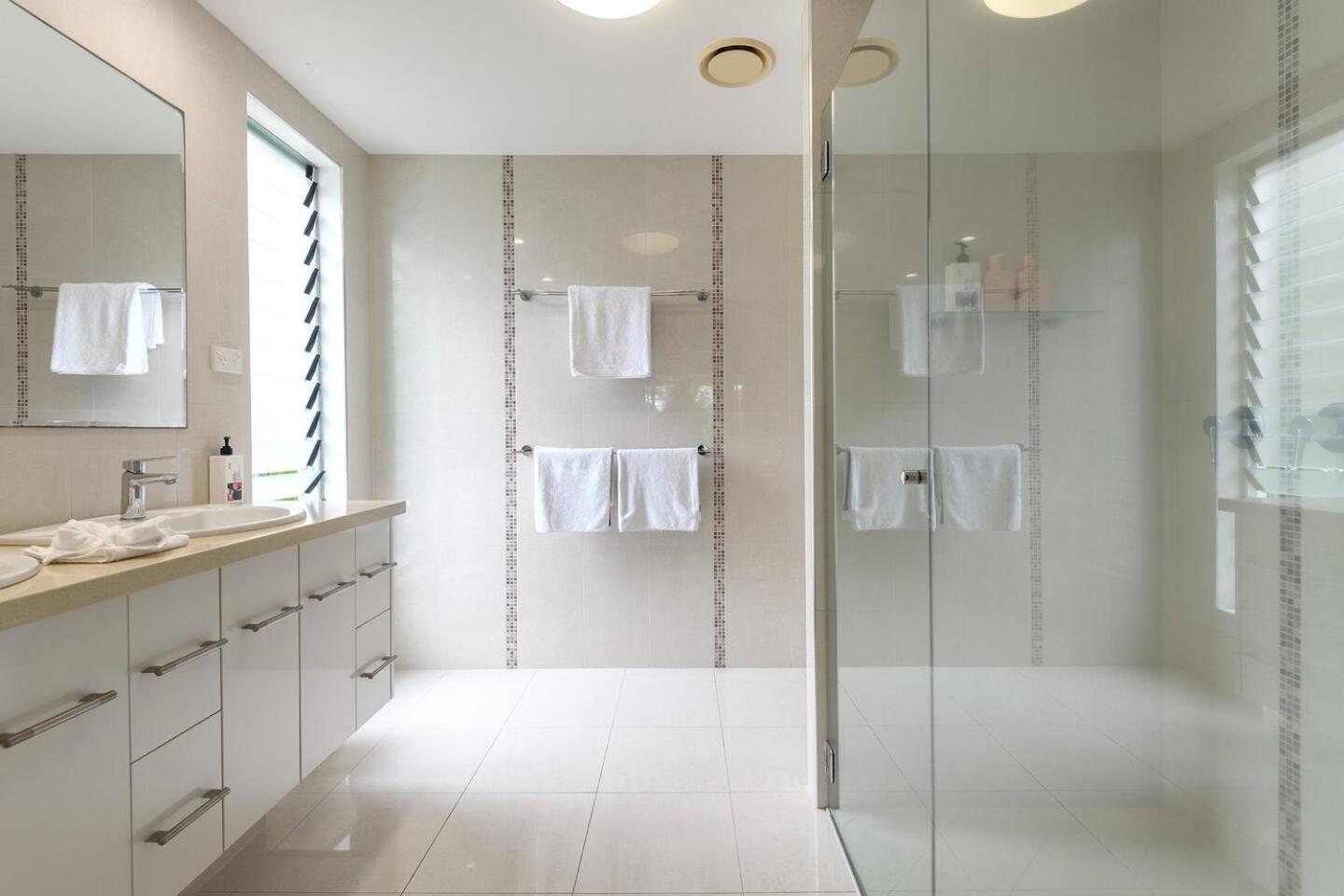 Rojo At Island Views—a Breezy Beachfront Retreat Apartment