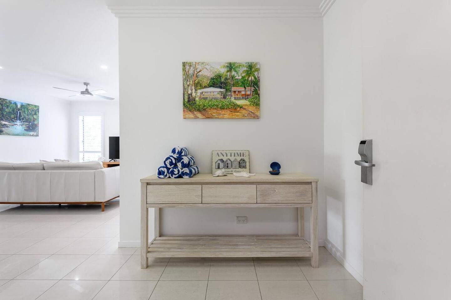 Rojo At Island Views—a Breezy Beachfront Retreat Apartment