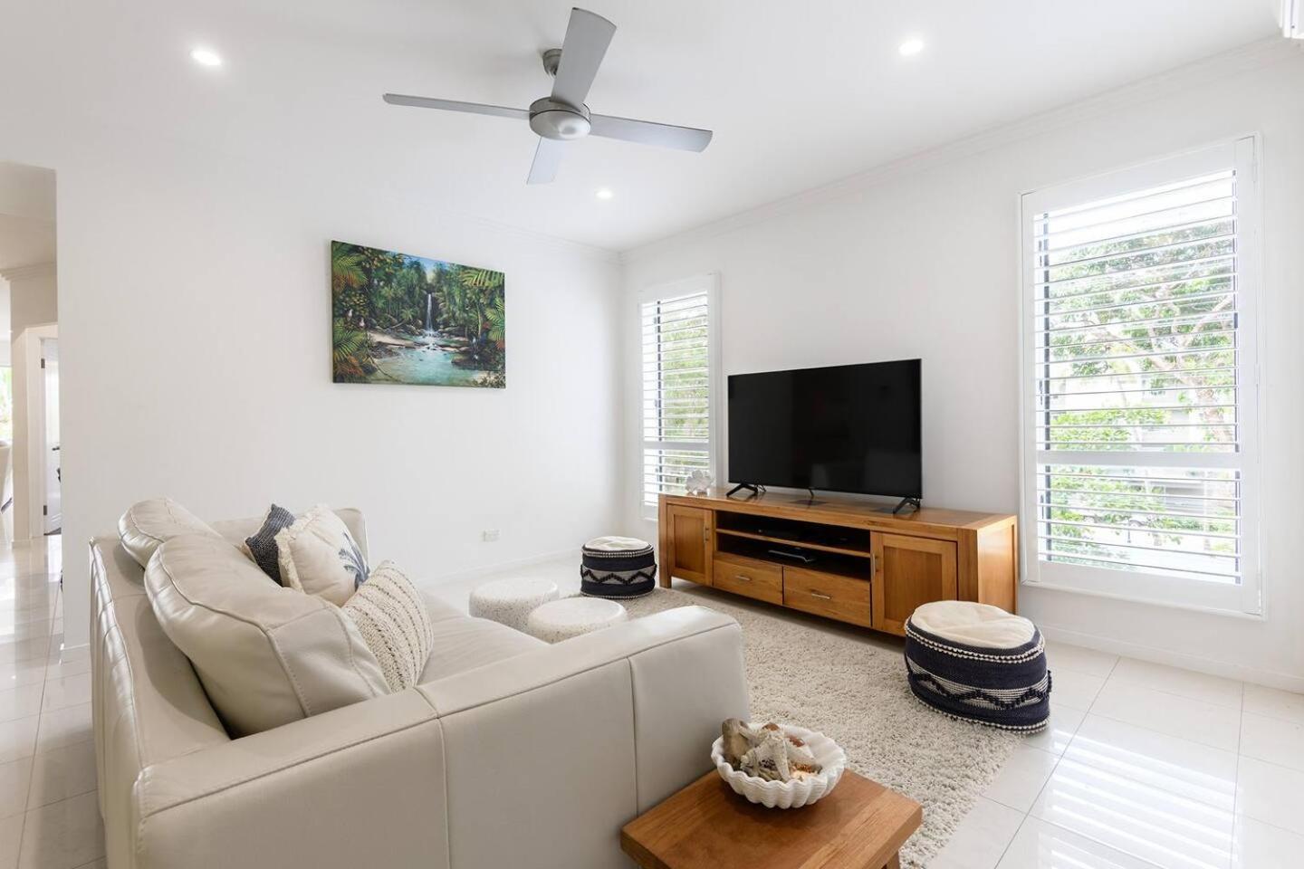 Rojo At Island Views—a Breezy Beachfront Retreat Palm Cove