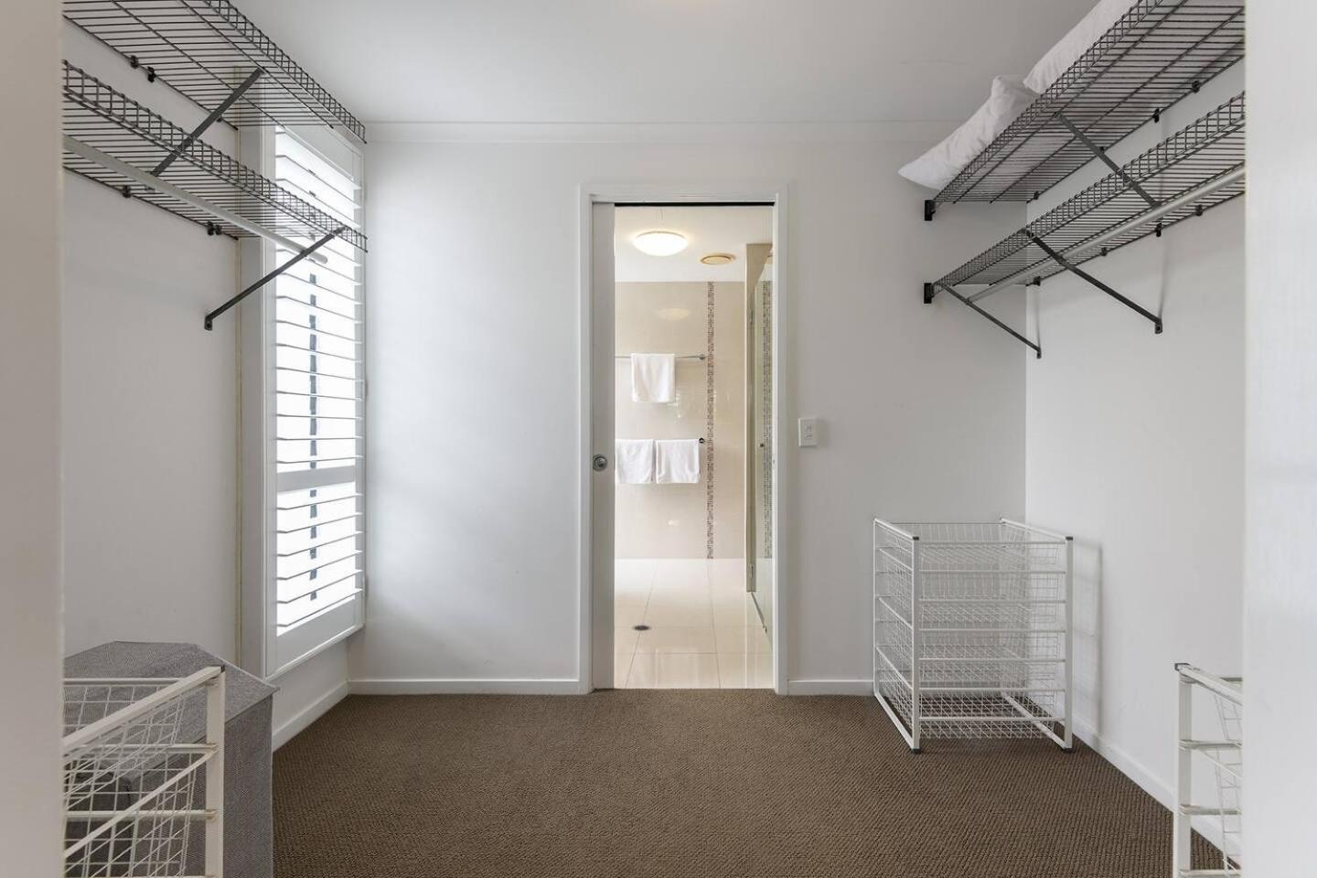 Apartment Rojo At Island Views—a Breezy Beachfront Retreat *