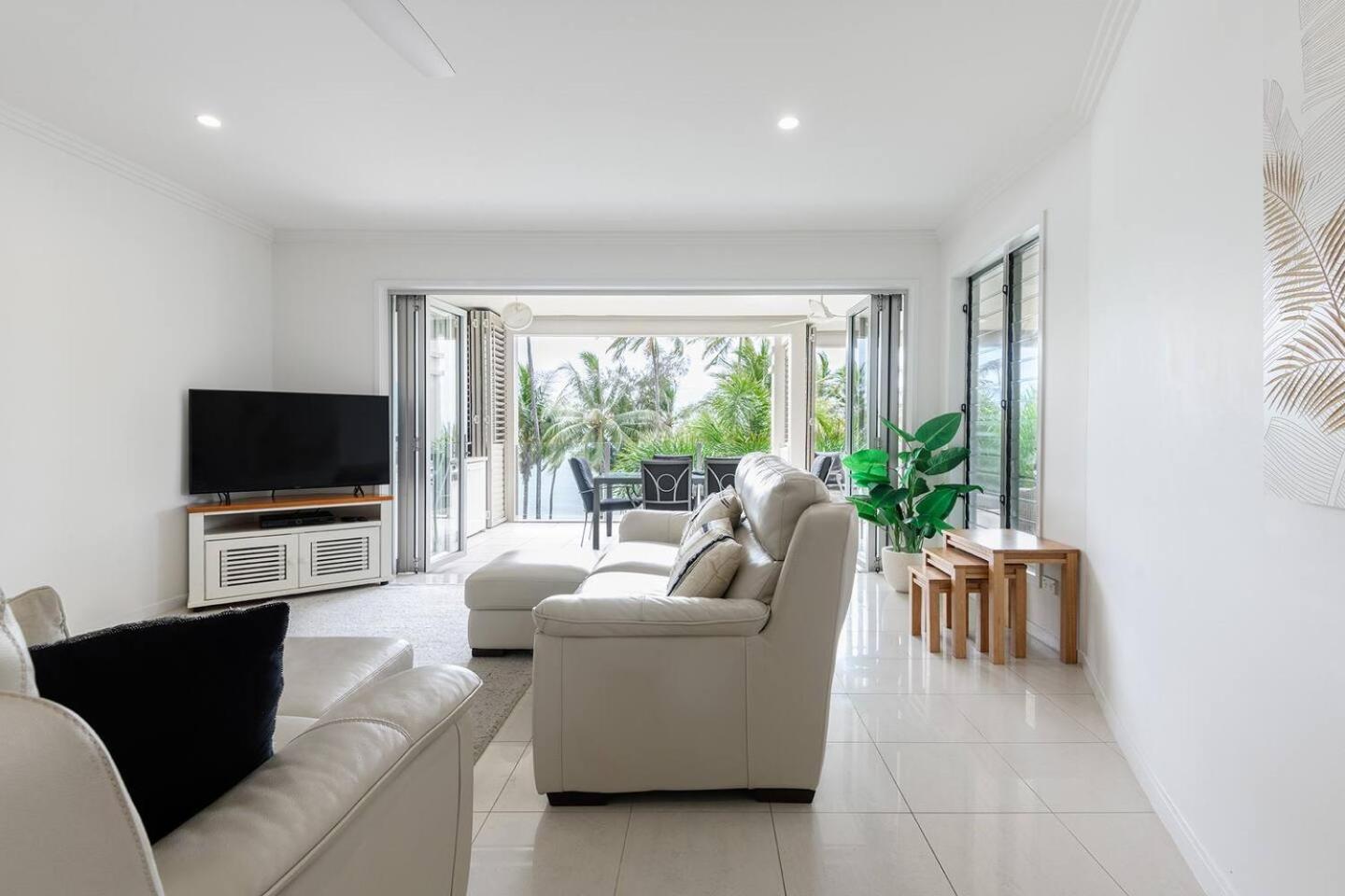 Rojo At Island Views—a Breezy Beachfront Retreat Apartment Palm Cove