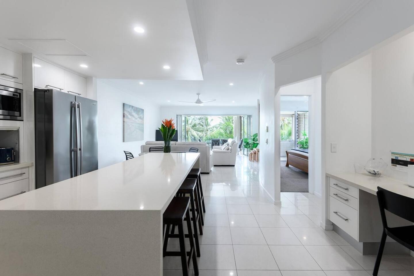 Apartment Rojo At Island Views—a Breezy Beachfront Retreat Palm Cove