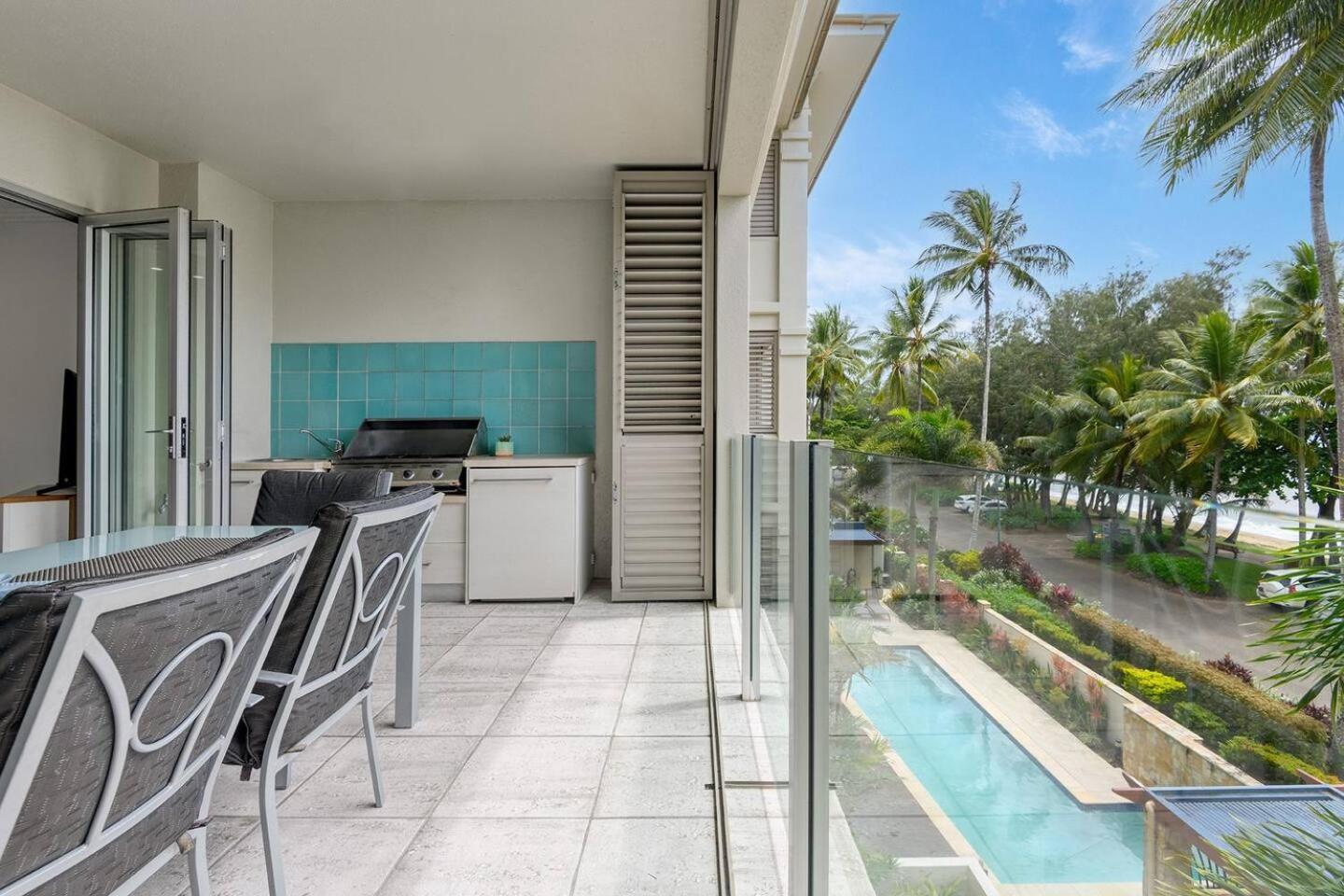 Apartment Rojo At Island Views—a Breezy Beachfront Retreat *