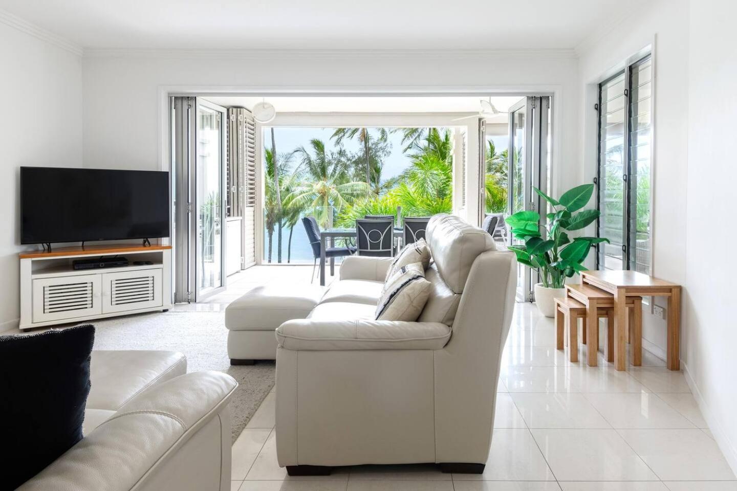 Rojo At Island Views—a Breezy Beachfront Retreat Apartment *