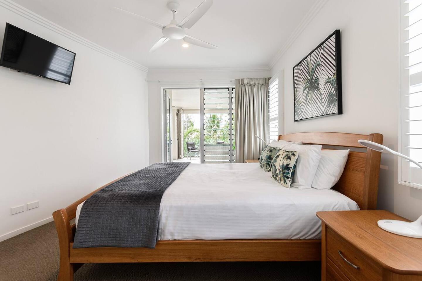 Apartment Rojo At Island Views—a Breezy Beachfront Retreat *