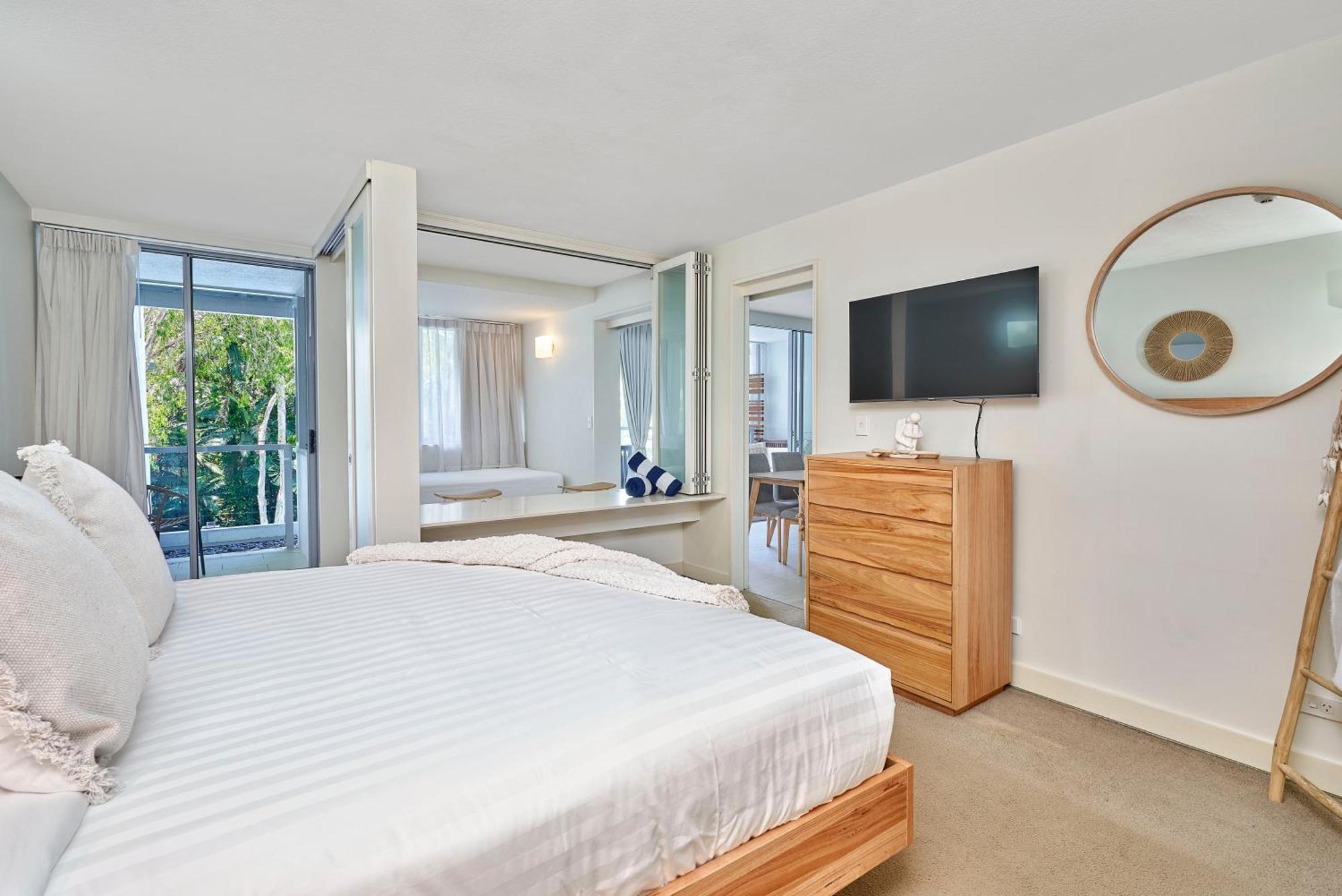 Luxury 2 Bed Unit, Pool & Ocean Views From Third Floor Palm Cove