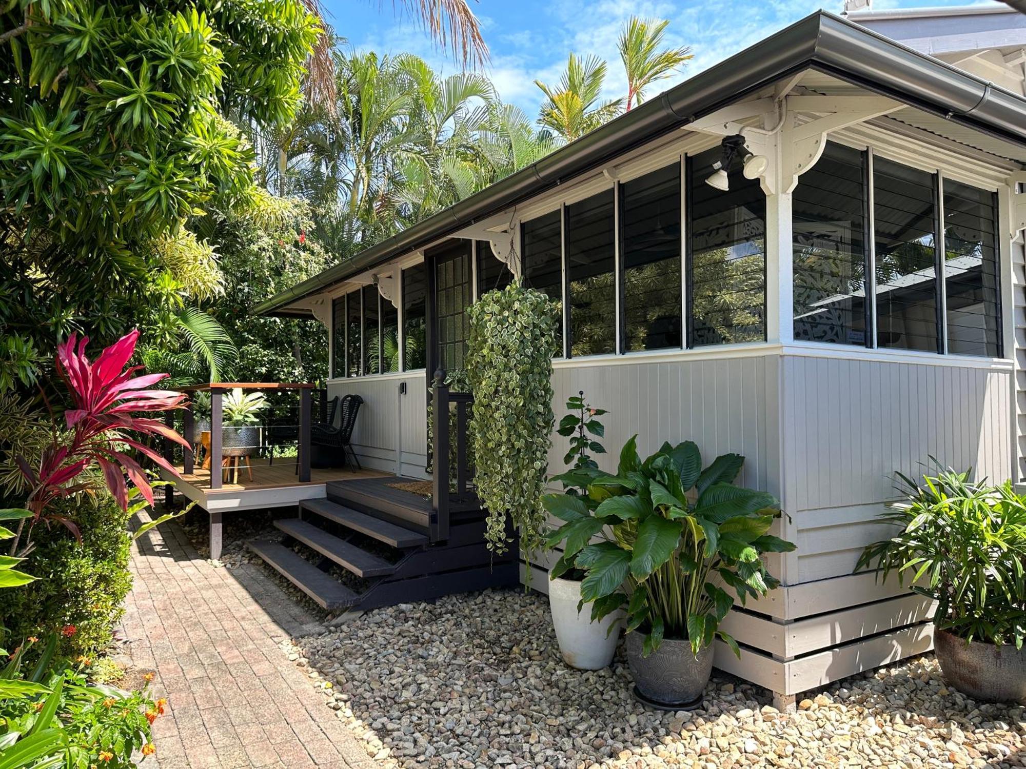Holiday home Sweet Creek Cottage, Palm Cove, 200m To Beach, Heated Pool, Pets