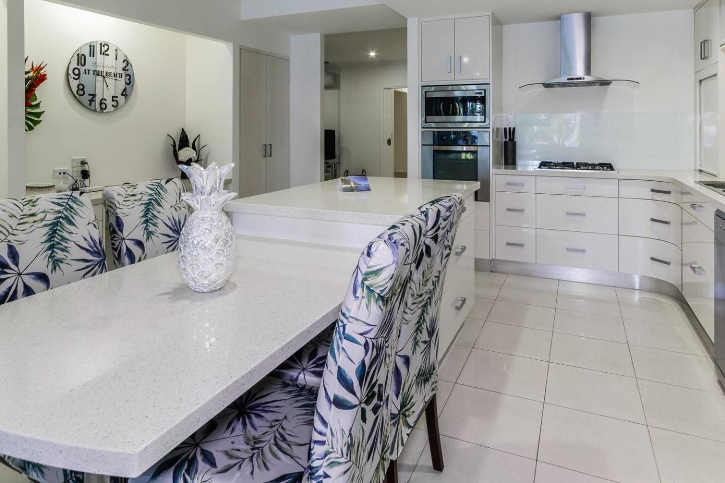 Aqua Aura - Bask In Beachfront Living Apartment
