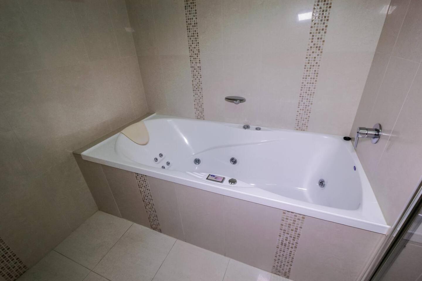 Aqua Aura - Bask In Beachfront Living Apartment *
