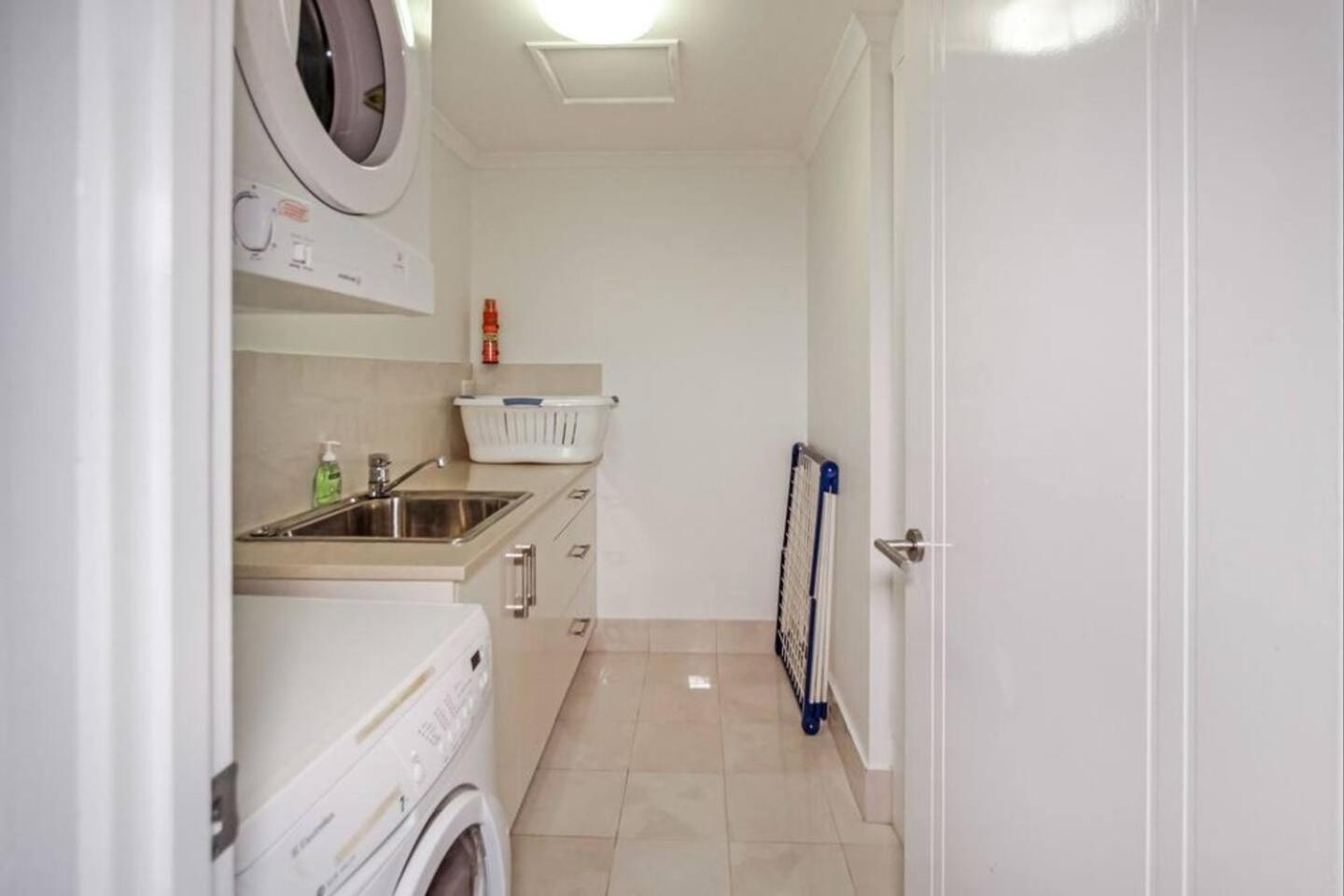 Dreamscape Haven - Your Poolside Paradise Apartment *