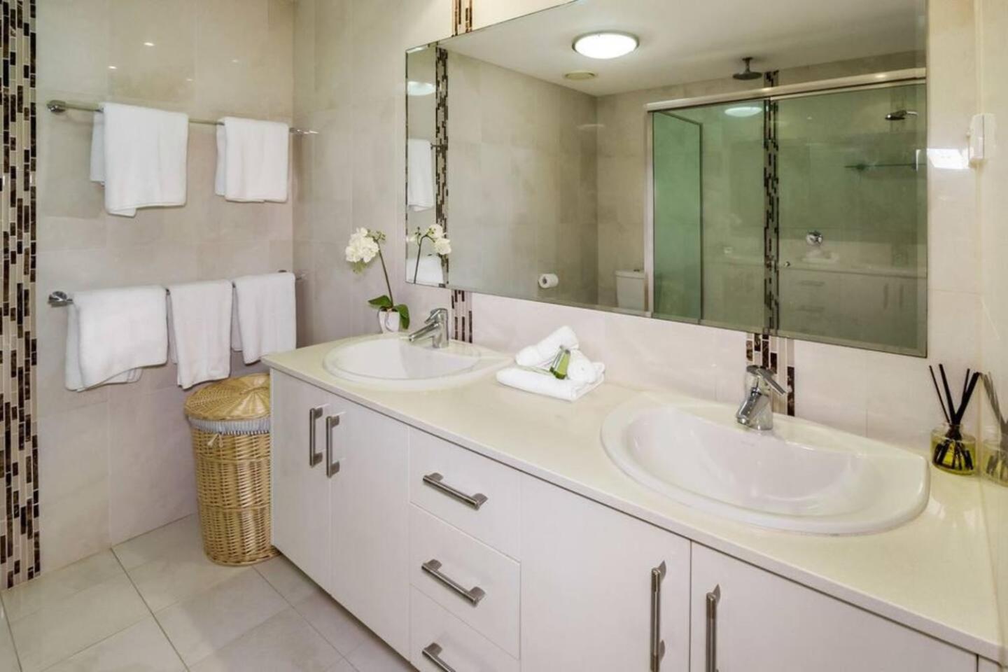 Dreamscape Haven - Your Poolside Paradise Apartment