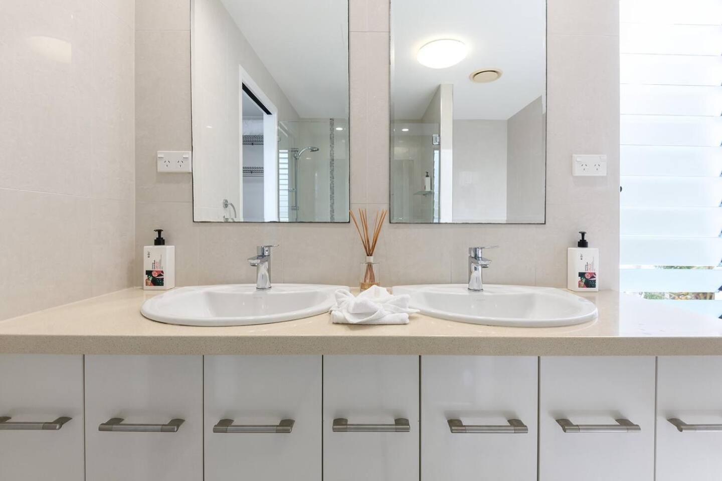 The Esplanade Escape - Your Ideal Beachfront Break Apartment *