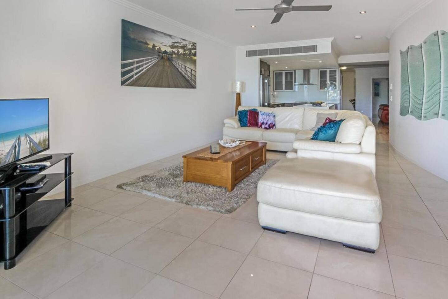 Dreamscape Haven - Your Poolside Paradise Apartment