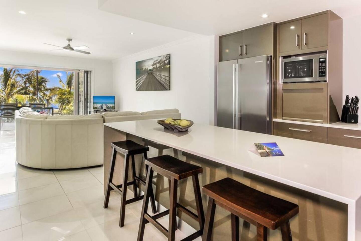 Dreamscape Haven - Your Poolside Paradise Apartment *