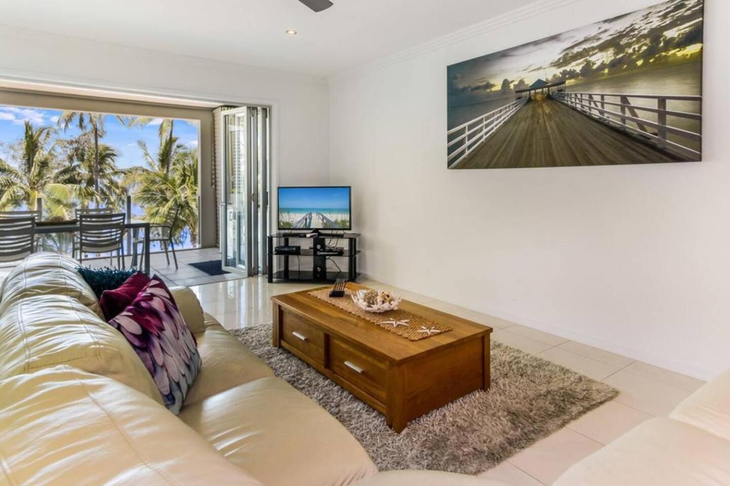 Apartment Dreamscape Haven - Your Poolside Paradise