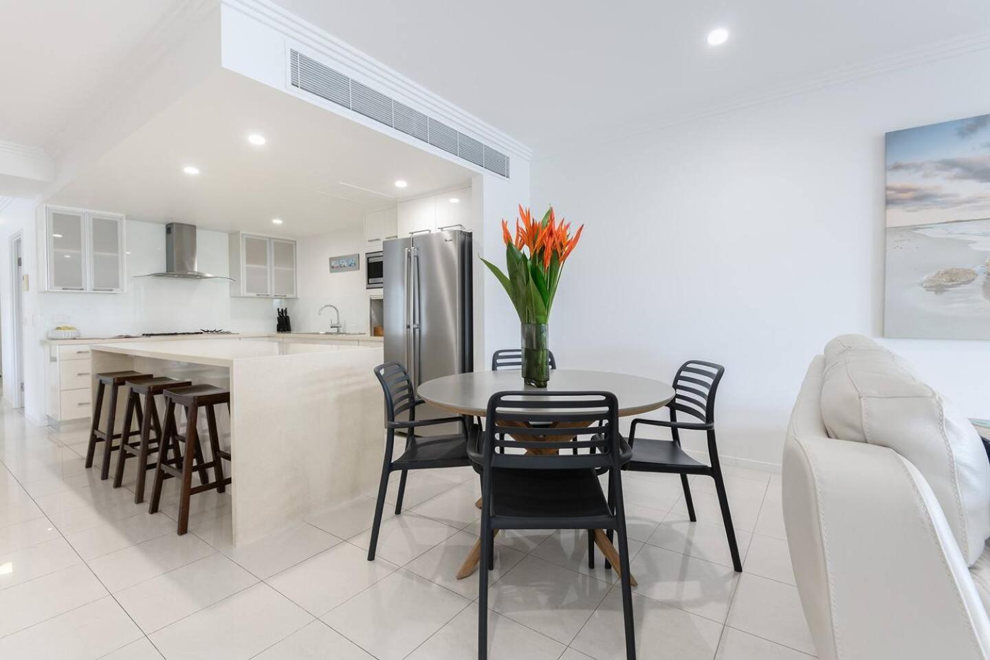 The Esplanade Escape - Your Ideal Beachfront Break Apartment Palm Cove