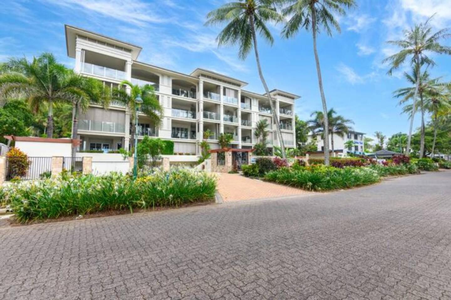 Apartment Dreamscape Haven - Your Poolside Paradise