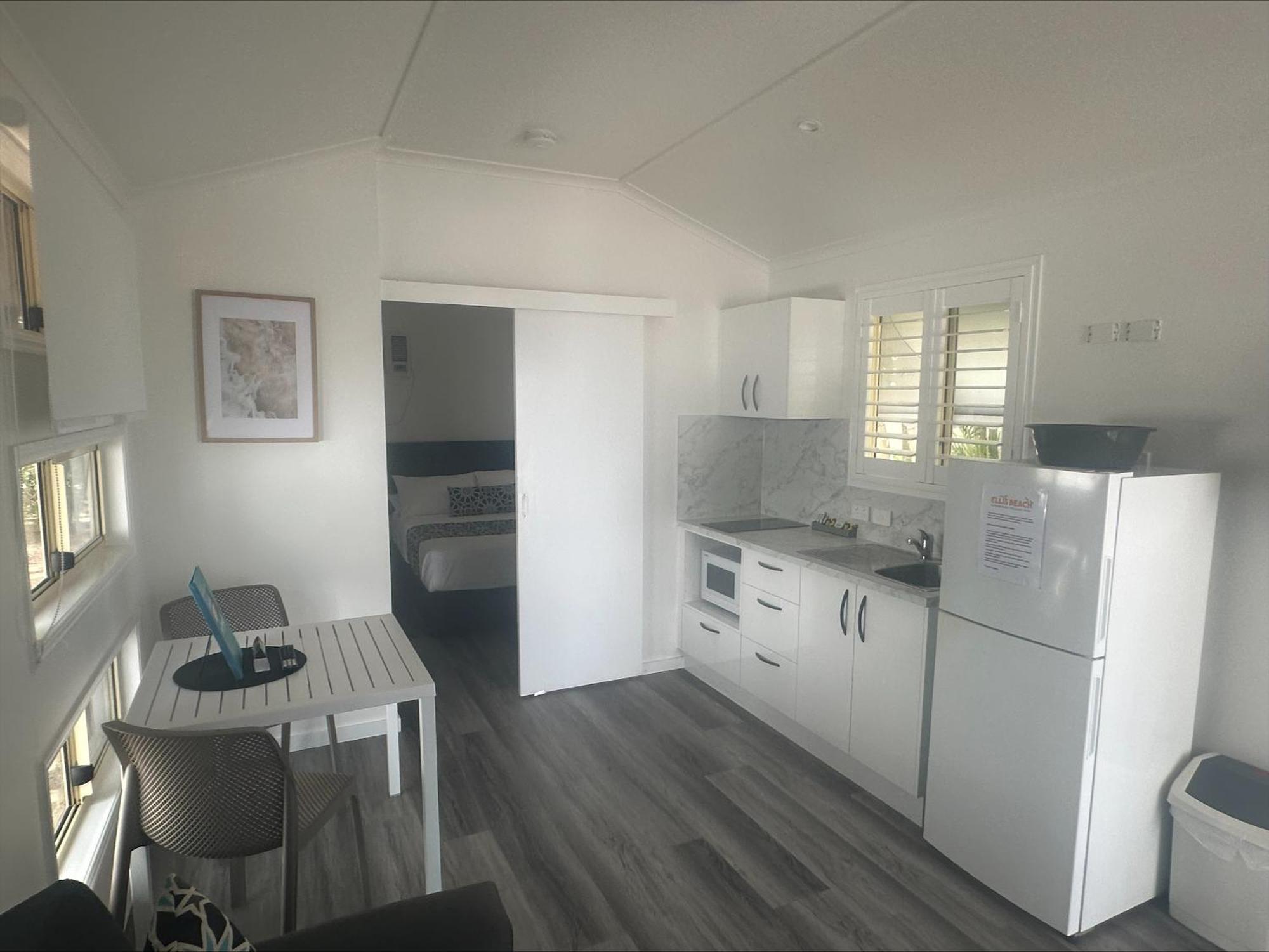 Ellis Oceanfront 4*
